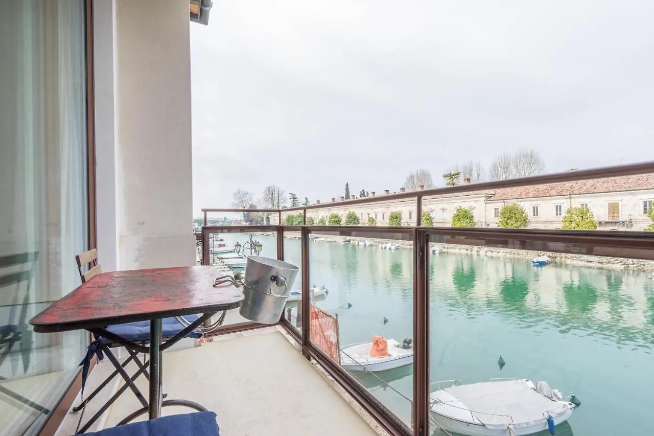 Cabanon Urban Apartments بسكييرا ديل غاردا 0*,