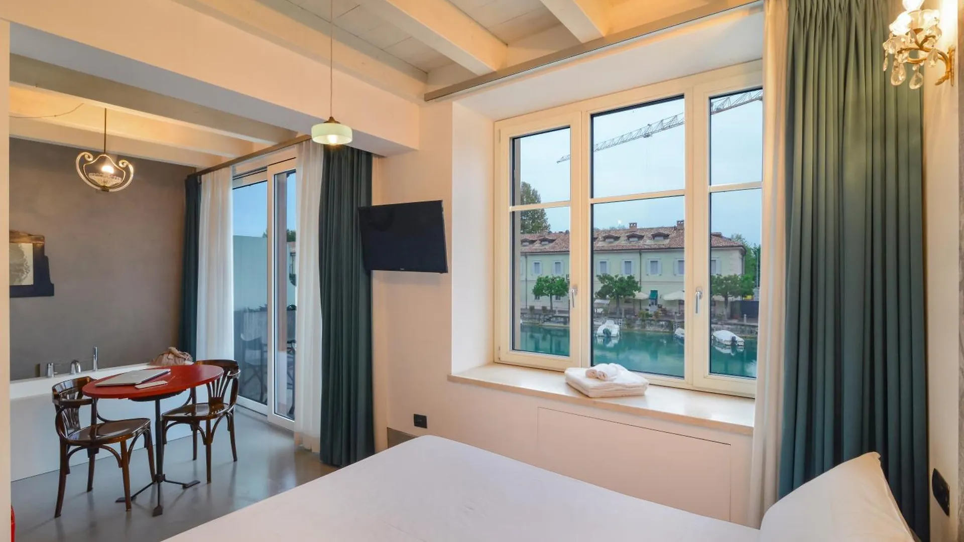 Cabanon Urban Apartments بسكييرا ديل غاردا 0*,  إيطاليا