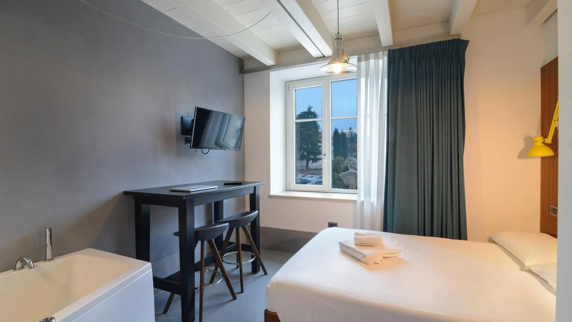 Cabanon Urban Apartments بسكييرا ديل غاردا إيطاليا