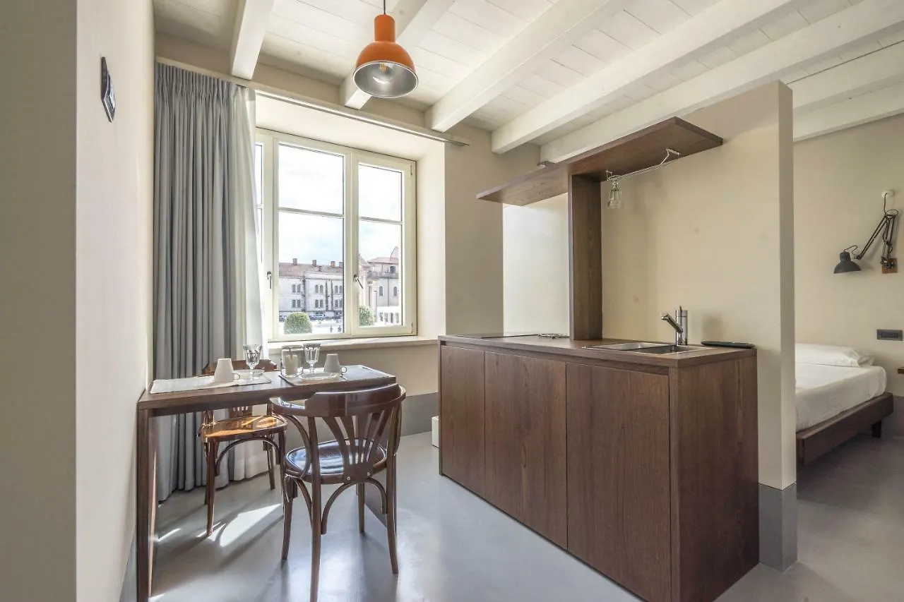 Cabanon Urban Apartments بسكييرا ديل غاردا 0*,  إيطاليا
