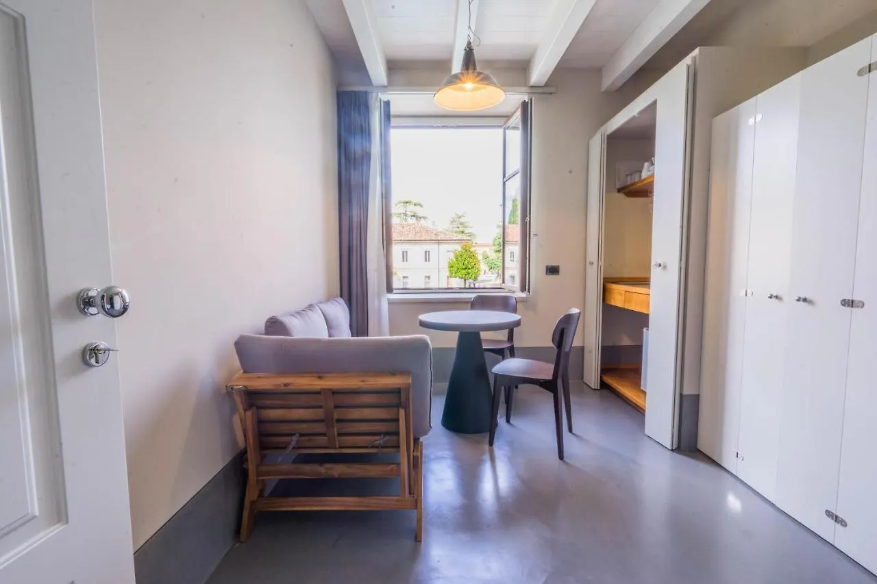 Cabanon Urban Apartments بسكييرا ديل غاردا 0*,